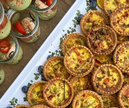 Garnelen-Spieße auf Avocadomousse und Cherrytomaten - Mini-Quiche mit Paprika & Feta