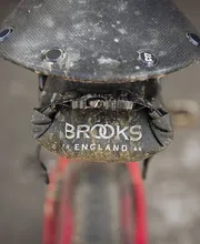 Brooks Sattel nach einer langen Tour – authentisches Detailfoto eines hochwertigen Fahrradsattels aus dem Sortiment von allée-rad in Berlin-Prenzlauer Berg. Ein Sinnbild für Qualität, Handwerk und Beständigkeit.