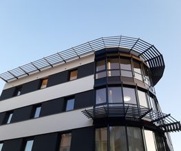 auskragender Sonnenschutz