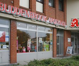 Aussenansicht der Buddenbrook-Apotheke