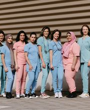 Maak kennis met ons team
De Amsterdamse Tandarts heeft twee vestigingen, in het centrum van Amsterdam en in de Rivierenbuurt. Bij welke locatie je ook patiënt wilt worden, je zult altijd geholpen worden door een jong en enthousiast team. Ons team bestaat uit tandartsen, tandartsassistenten en mondhygiënisten en zet zich dagelijks in voor jouw mondgezondheid.

Wij vinden het belangrijk dat jij je thuis voelt in onze praktijk, en doen er alles aan om jouw bezoek zo prettig mogelijk te laten verlopen. Kwaliteit en persoonlijke aandacht staan bij ons team hoog in het vaandel. Wij streven ernaar om een band op te bouwen met onze patiënten en iedereen met een stralende glimlach de praktijk te zien verlaten. Klik hier om je direct in te schrijven en ontdek zelf hoe De Amsterdamse Tandarts het verschil kan maken.