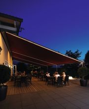 Pergolamarkise gerade mit mehreren Lichtleisten abends beleuchtet.jpg
