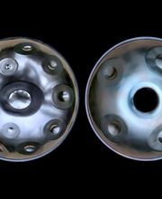 Die Extended Scales Handpans sind erweiterte Stimmungen mit zusätzlichen Tonfeldern auf der Unterseite der Handpan - den sogenannten Bottomnotes. Je mehr Tonfelder Deine Handpan besitzt, desdo vielseitiger kannst Du spielen - aber umso anspruchsvoller wird das Spielen des Instrumentes auch.
Du kannst die Extended Scales Handpan im Handpan Showroom Karlsruhe ausprobieren und kaufen oder bei www.Handpan.World online bestellen.