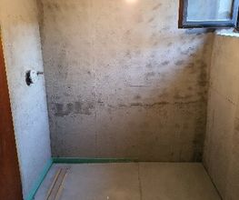 Badezimmer nach Putz und Estrich Arbeiten.