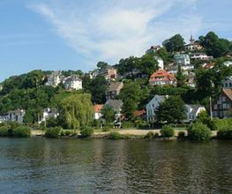Ein wunderschöner Panoramablick auf den Stadtteil Blankenese in Hamburg. Die Elborthopädie befindet sich inmitten dieser idyllischen Umgebung und bietet unseren Patienten eine ruhige und erholsame Atmosphäre.
