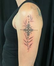 Raketenwacholder Tattoo und Piercing Bild 1