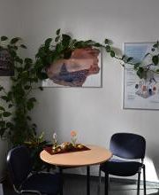 Pausenbereich Stendal mit Tisch und Sitzgelegenheiten.