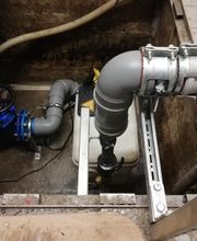 Heißwasserhebeanlage hinter einem großen Industriespüler