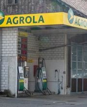 AGROLA Tankstelle in Steg im Tösstal; überdacht mit zwei Tanksäulen und Zahlterminal; dahinter Gebäude