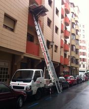 mudanzas-iker-vehiculo-grua-con-escalera-estacionada-en-la-calle.jpg
