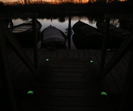 Loseta Fotoluminiscente La función de esta pieza una vez cargada, es señalizar y/o balizar zonas sin iluminación o poco iluminadas, como, por ejemplo: jardines, rutas turísticas, arqueológica