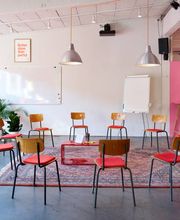 Bereit für interaktive Sessions und lebendige Diskussionen? Unser wandelbarer Workshopraum in Hamburg bricht klassische Frontalstrukturen auf. Ein flexibler Stuhlkreis auf gemütlichen Teppichen sorgt für maximale Partizipation und kreativen Fokus.