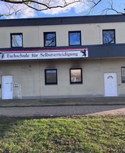 TA WingTsun Langenhagen - Außenansicht einer Schule für Selbstverteidigung in Langenhagen mit breiter Gebäudefront, Eingangstür und gut erkennbarer Lage des Trainingsstudios.
