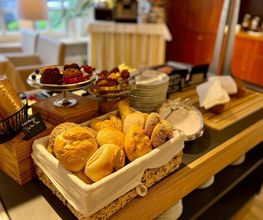 Frische Brötchen und hausgebackenes Brot beim Frühstücksbuffet im Boutique Hotel Rosengarten Hamburg