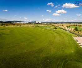 Luftaufnahme einer Driving Range auf dem Golfplatz
