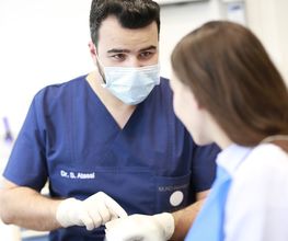 Zahnarzt bei der Behandlung Zahnarztpraxis zak10 - Zahnärzte am Klagesmarkt 10.jpg