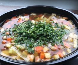Klare Karotten-Lauch-Apfel Suppe mit Kräutern & Kabanossi – leicht scharf (Schärfegrad frei wählbar)