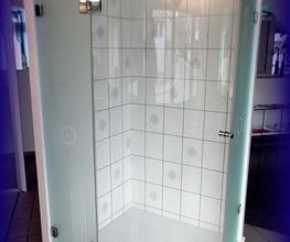 u. a. mit Ganzglasduschen