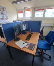 Ein PC-Arbeitsplatz mit zwei Monitoren.