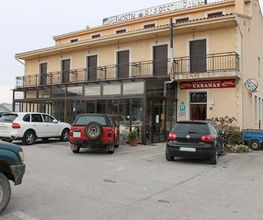 hostal-cabanas-fachada-01.jpg