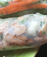 Sommerrollen bayerisch. Gefüllt mit Schweinebraten, Chinakohl süß-sauer, Karotten, Gurken, Frühlingszwiebeln und Petersilie. Dazu gibts scharfe Biersauce zum Dippen.