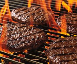 Nous n'avons jamais éteint le grill! Depuis plus de 60 ans, nous sommes fidèles à la tradition de fabrication de nos burgers. 100% boeuf grillé sur un vrai feu et légumes frais, ce goût unique que vous pouvez ressentir à chaque bouchée!
