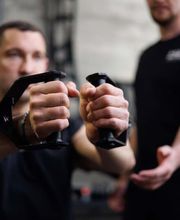 Personal Training Robert Reberger Krafttraining mit funktionellem Fokus auf Griffkraft, Körperspannung und präzise Bewegungsausführung.