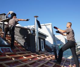 Sanierung eines Wohnhauses: Hier wird das Dach gedämmt, neue Dachfenster eingebaut, die Dachgauben verschiefert und das Dach mit Tonpfannen eingedeckt.
