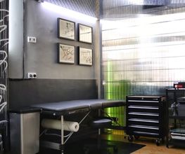 Moderner Tattoo-Raum im OMEN Tattoo Studio Friedrichshain Berlin. Urbanes Design mit klaren Linien und inspirierter Atmosphäre für kreative Tattoos.