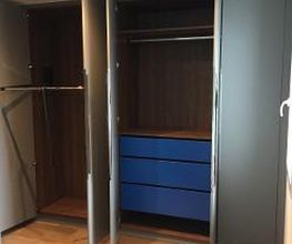 Menuiserie Luquiens - dressing sur-mesure avec tiroirs portes ouvertes - Coppet