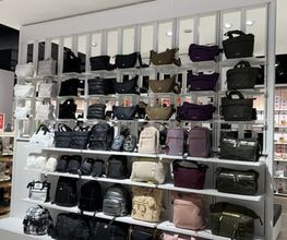 Taschen- und Rucksackabteilung. Abgebildete Produkte, Preise, Aktionen und Verfügbarkeiten können je nach Zeitpunkt und Standort variieren.