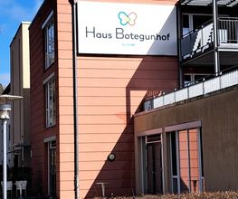 Haus Botegunhof Achim – Pflegeeinrichtung von Korian, Außenschild an der Fassade