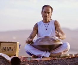 Die NamiPan Handpan erzeugt einen sauberen und geheimnisvollen Klang mit wellenförmiger Resonanz, welcher Stress und Sorgen lindern kann.
Diese besonderen Musikinstrumente werden auf den Klippen einer Insel im atlantischen Ozean gefertigt. Das Meer gibt dem Klangkünstler Daniele, täglich neue Inspiration, die er beim Bauen der Handpans einfließen lässt.
Du kannst die NamiPan Handpan im Handpan Showroom Oldenburg ausprobieren und kaufen oder bei www.Handpan.World online bestellen.