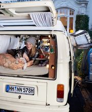 Mobiles Produktionsteam im Einsatz für authentische Outdoor-Drehs und flexible Filmaufnahmen vor Ort.