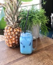 Best From Hawaii
eisgekühlte Kokosmilch mit blauer
Spirolina-Alge und Matchatee