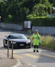 Das Swiss All Security Sicherheitsteam führt auf Baustellen tägliche Rundgänge durch und protokolliert den Baufortschritt, um mögliche Gefahren rechtzeitig zu identifizieren. Durch regelmäßige Überprüfung von Zäunen, Absperrungen und Sicherheitsmaßnahmen stellen sie einen sicheren Arbeitsbereich für das Baupersonal sicher.