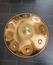 Mit kraftvollem und tiefen Klang stehen die Magical Handpans für Sinnlichkeit. Sie implizieren in ihrer Form und ihren feinen Schwingungen symbolisch das Feminine. Ihr magisches Klangfeld zeichnet sich durch sehr stabile Töne aus.
Du kannst die Magical Handpan im Handpan Showroom Karlsruhe ausprobieren und kaufen oder bei www.Handpan.World online bestellen.