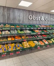 Obst und Gemüse
Eine frische Auswahl beim Obst und Gemüse ist uns sehr wichtig, weshalb bei uns auch jeden Tag angeliefert wird. Hier findest du eine große Vielfalt und saisonal natürlich Leckereien der Jahreszeit, beispielsweise Erdbeeren und Spargel. In den Auslagen sind selbstverständlich Erzeugnisse unserer regionalen Partner zu finden und ebenso Produkte in bester Bio-Qualität.