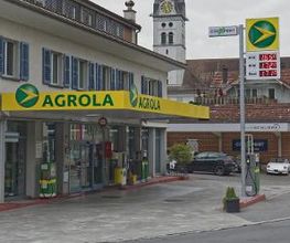 AGROLA Tankstelle in Alpnach Dorf; auf Aufnahme links in Gebäude; überdacht; im Hintergrund Kirchenturm