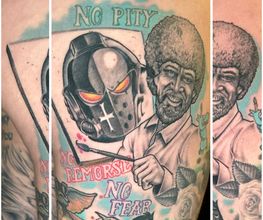 Farbiges Tattoo im Comic-Realismus-Stil mit Bob Ross, düsterem Roboterkopf, Pinsel und Schriftzügen „No Pity“, „No Remorse“ und „No Fear