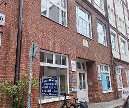 Backsteingebäude. Eingangsbereich vom Schulungsgebäude WBS TRAINING Stralsund