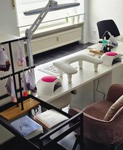 MOÈ Nails & Beauty Stilvoller Nageltisch in Augsburg – optimal ausgestattet für perfekte Nagelpflege.
