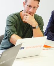 Ströer Online Marketing Kollegen am Arbeitsplatz
