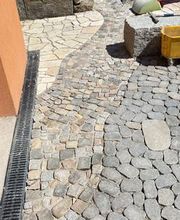 Spannende Kombination aus Natursteinen und und Betonstein Materialien.
Material Recycling: Gebrauchtes vorhandenes wird mit neuen Material verwendet.