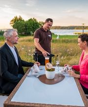 Essen auf der Terrasse des Restaurants im BEECH Resort Plauer See