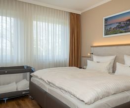 Doppelzimmer 8 zur Straße mit Babybett - Boutique Hotel Rosengarten Hamburg