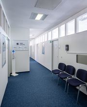 Flur mit Stühlen im Wartebereich