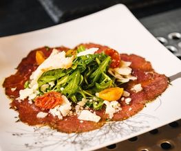 Carpaccio mit Rucola und Tomaten