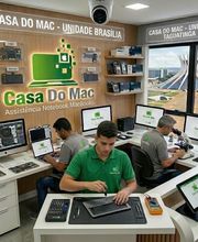 Laboratório técnico da Casa do Mac em Brasília com equipe realizando manutenção em MacBook, notebooks e equipamentos de informática.