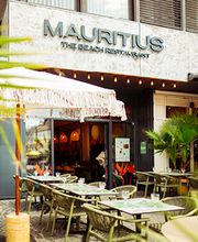 We are Mauritius, gutes Essen schmeckt noch besser, wenn man es teilt! Lachen, anstoßen, genießen – genau so geht ein perfekter Tag im Mauri. Ob mit der Crew, der Family oder deinem Lieblingsmenschen – hier dreht sich alles um gemeinsame Genussmomente.